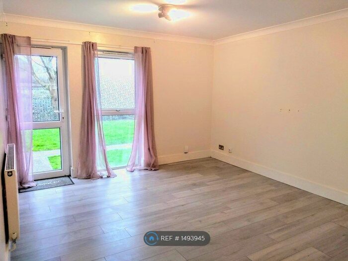 2 Bedroom Flat To Rent In St. Etheldredas Drive, Hatfield, AL10