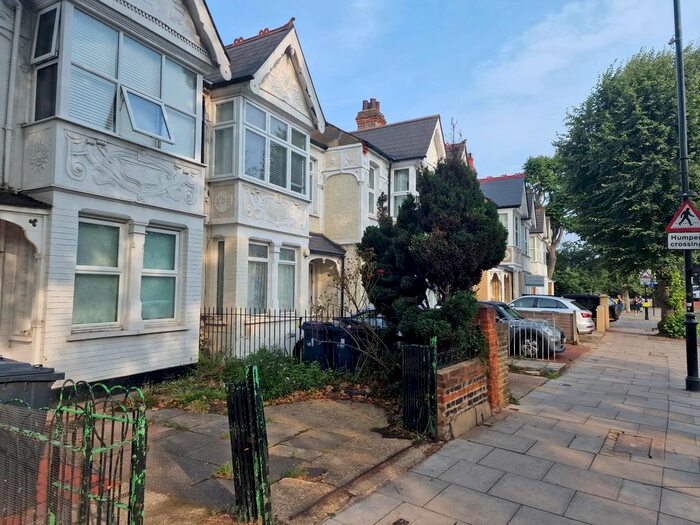 2 Bedroom Flat To Rent In Northfield Avenue, West Ealing, W13