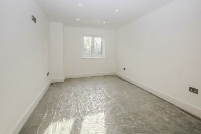 2 Bedroom Apartment For Sale In Shenfield Road, Shenfield, Brentwood, CM15
