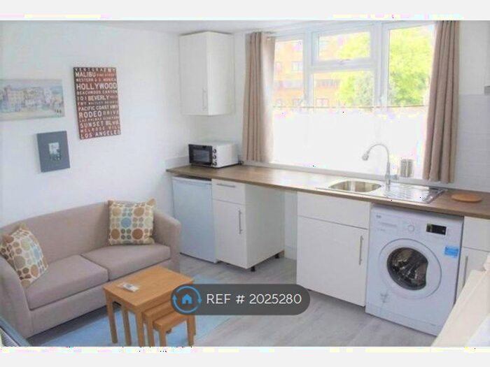 Studio To Rent In Wood Green, London, N22