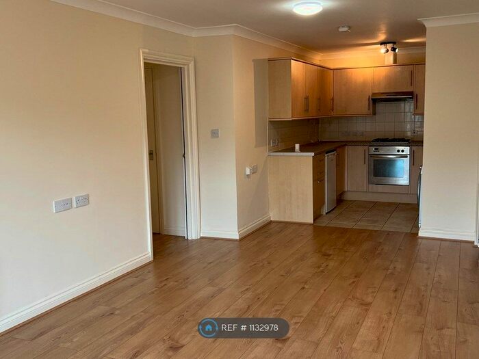 1 Bedroom Flat To Rent In Twelve Trees House, Crowthorne, RG45