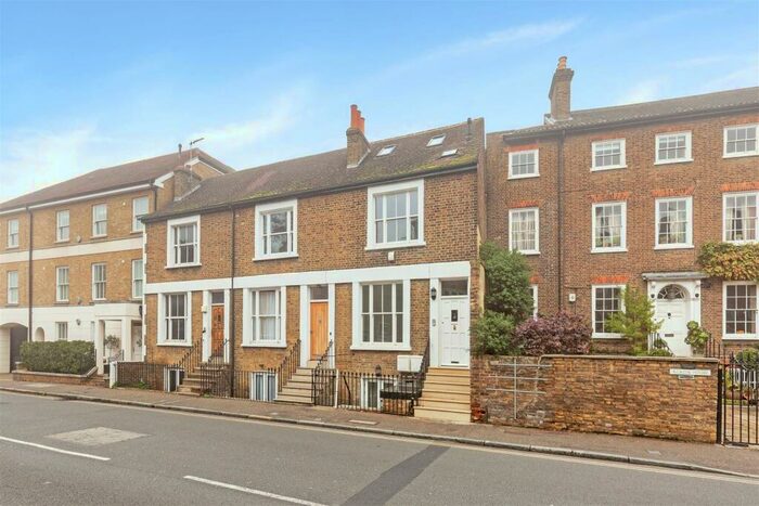 3 Bedroom Flat To Rent In Mortlake High Street, SW14