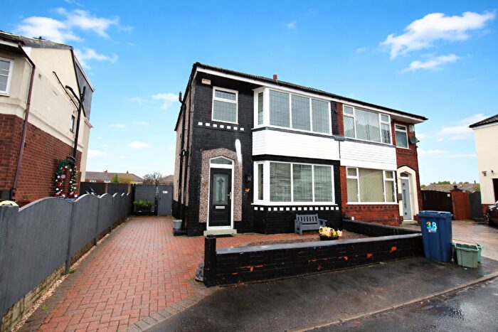 3 Bedroom Semi-Detached House For Sale In Sandringham Avenue, Leyland, Lancashire, PR25