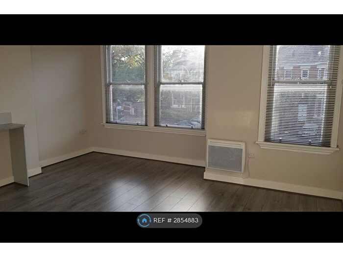 2 Bedroom Flat To Rent In Bramhall Lane, Stockport, SK2