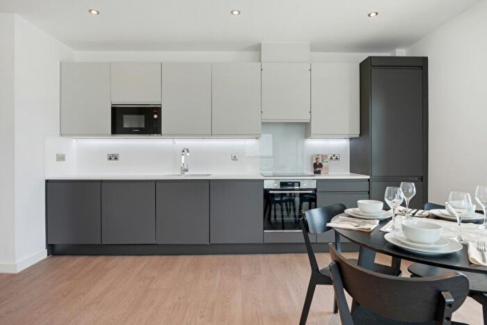 3 Bedroom Flat To Rent In Sutton Court Road, Sutton, SM1