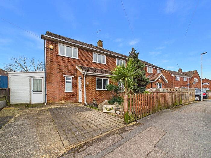 4 Bedroom Semi Detached House For Sale In Severn Way, Tilehurst, Reading, RG30