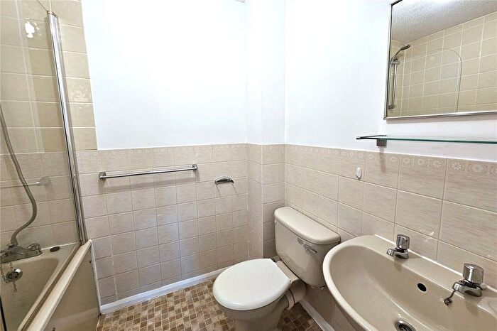 1 Bedroom Flat For Sale In Fairway Heights, Camberley, Surrey, GU15