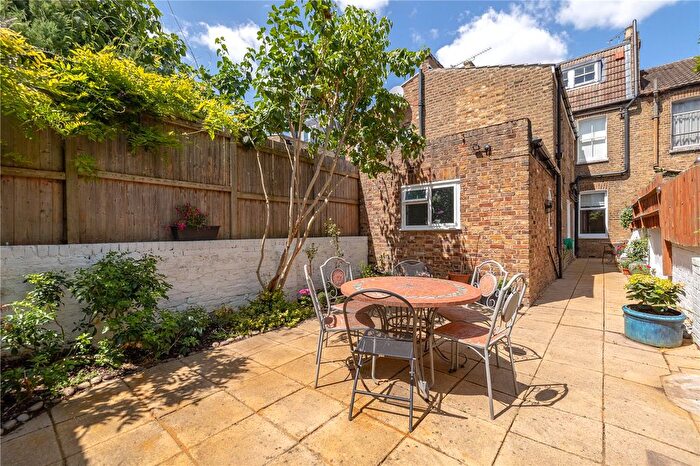 2 Bedroom Flat To Rent In Chaldon Road, London, SW6