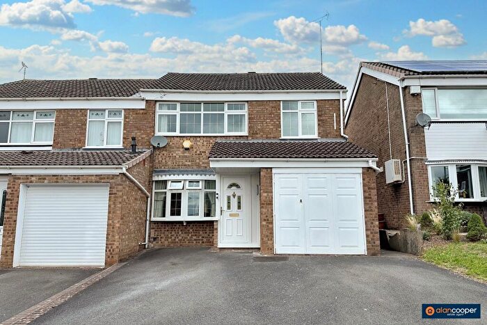 3 Bedroom Semi-Detached House For Sale In Hampton Avenue, Stockingford, Nuneaton, CV10