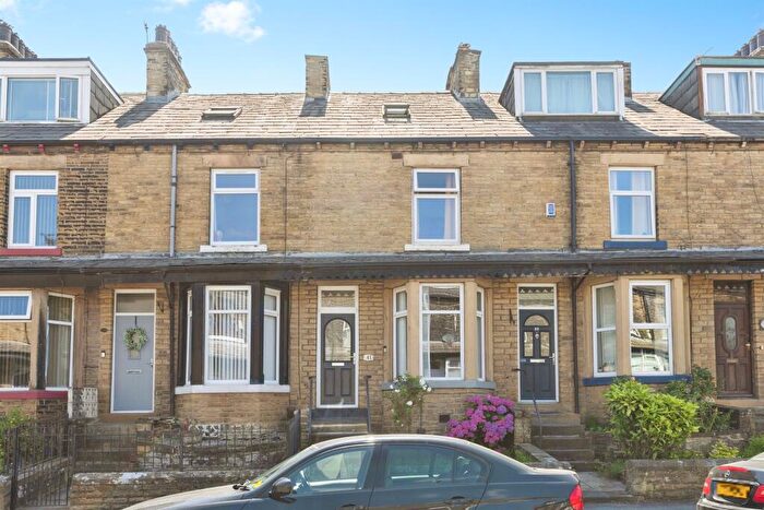3 Bedroom Terraced House For Sale In Lister Avenue, Bradford, BD4