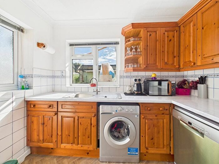 2 Bedroom Bungalow For Sale In Horsham Road, Feltham, TW14