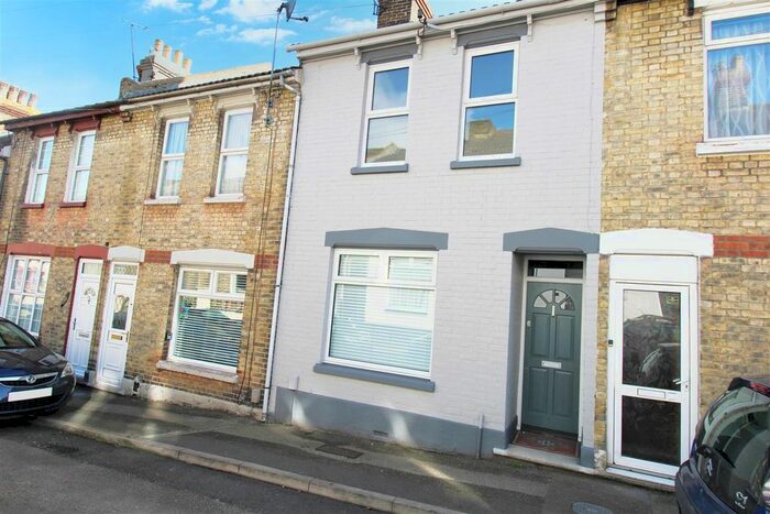 3 Bedroom Property To Rent In Ingle Road, Chatham, ME4