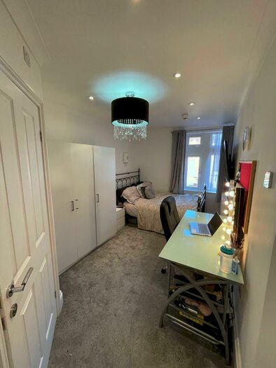 7 Bedroom Town House To Rent In Kingswood Road, Bed, Manchester, M14