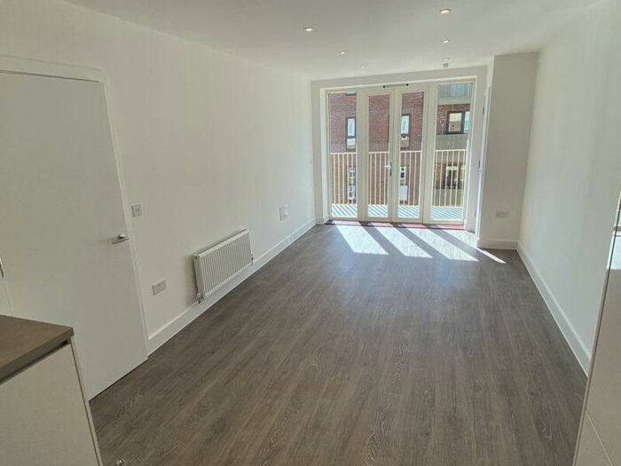 2 Bedroom Flat To Rent In Corys Road, Rochester, ME1