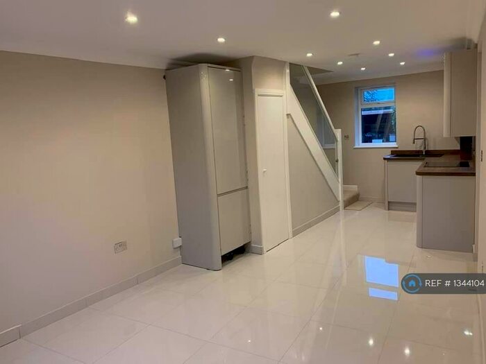 1 Bedroom Terraced House To Rent In Smiths Lane, Windsor, SL4