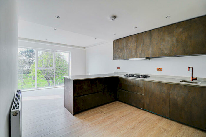 3 Bedroom Apartment To Rent In London Road, Leigh-on-sea, SS9