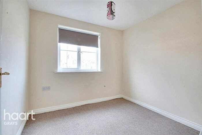 2 Bedroom Flat For Sale In Dunlop Road, Tilbury, RM18