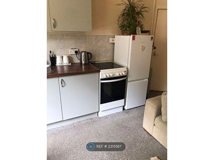 1 Bedroom Flat To Rent In Roundhay Place, Leeds, LS8