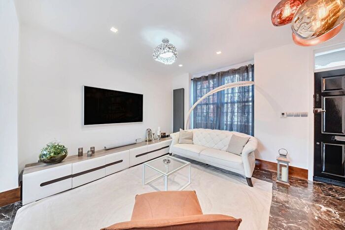 3 Bedroom End Terrace House For Sale In Thorpebank Road, Shepherd's Bush, London, W12