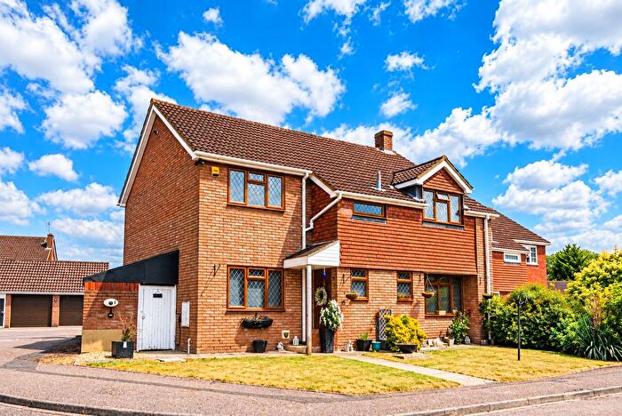 4 Bedroom Detached House For Sale In Wallace Drive, Eaton Bray, Bedfordshire, LU6