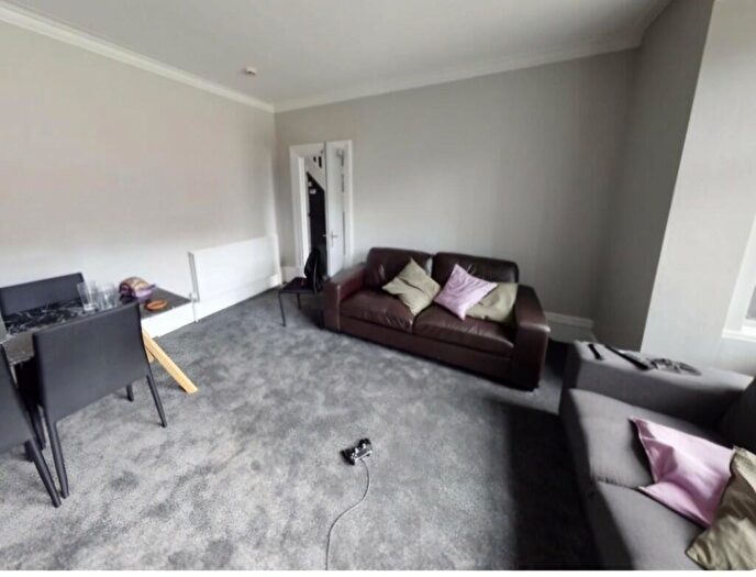 6 Bedroom Terraced House To Rent In Headingley Avenue, Leeds, West Yorkshire, LS6