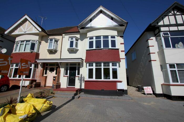 2 Bedroom Flat To Rent In Ambleside Drive, Southend On Sea, SS1