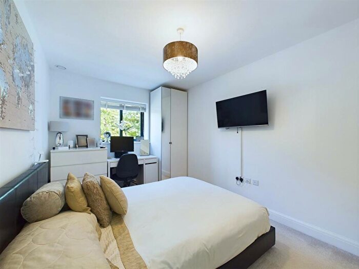 1 Bedroom Flat For Sale In Plough Lane, Purley, CR8