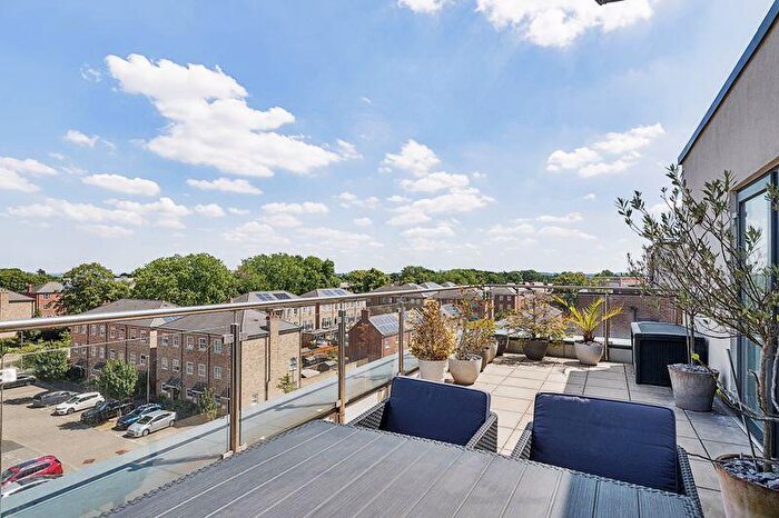 1 Bedroom Flat For Sale In Attlee Court, High Road, Whetstone, N20