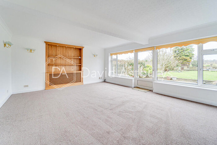 3 Bedroom Semi-Detached House To Rent In Cotswold Way, Enfield, EN2