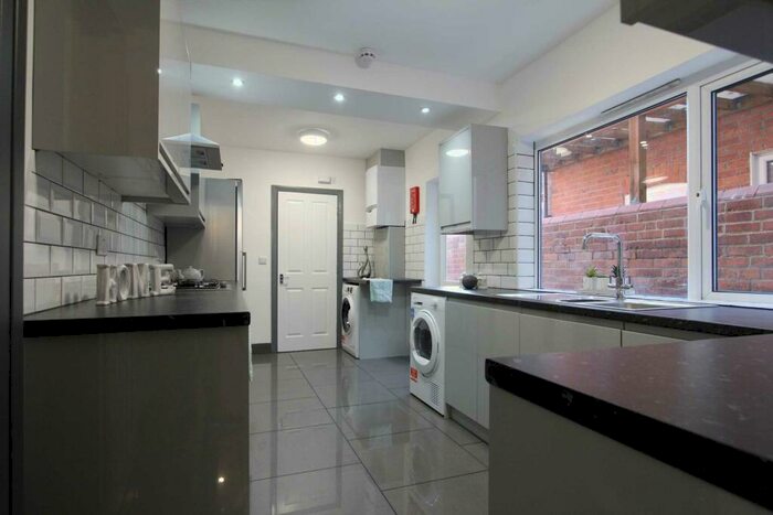 6 Bedroom Terraced House To Rent In Grange Avenue, Reading, RG6