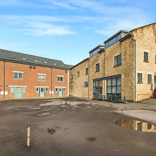3 Bedroom Apartment For Sale In Dolphin Munday Court, Ebley, Stroud, GL5
