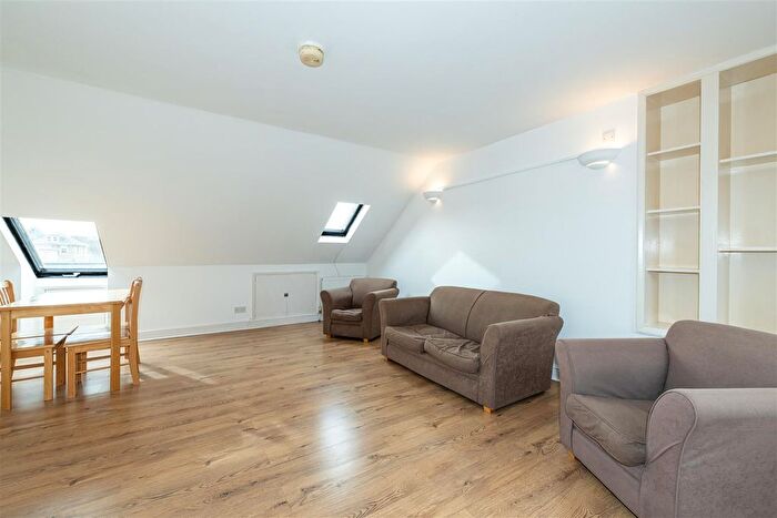 2 Bedroom Flat For Sale In Tunis Road, Shepherds Bush, W12