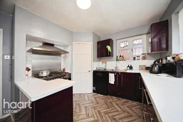 5 Bedroom Semi-Detached House For Sale In Hart Hill Lane, Luton, LU2