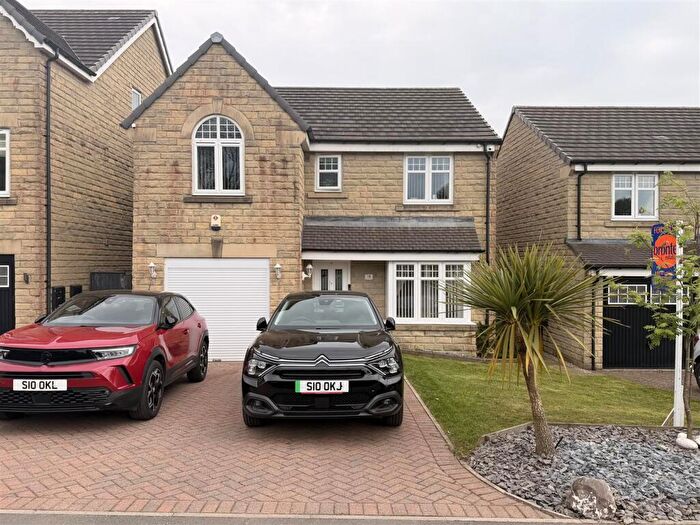 4 Bedroom Detached House For Sale In Black Myres Close, Queensbury, Bradford, BD13