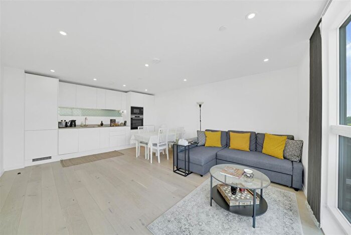 2 Bedroom Flat To Rent In West Ham Lane, London, E15