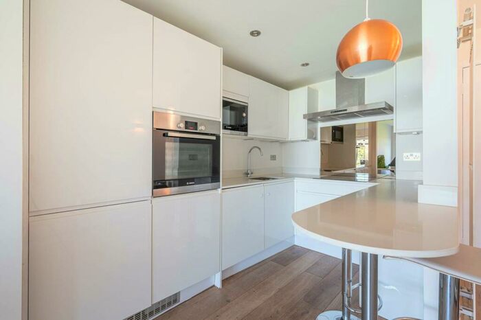 2 Bedroom Flat To Rent In Eversley Park Road, Winchmore Hill, London, N21