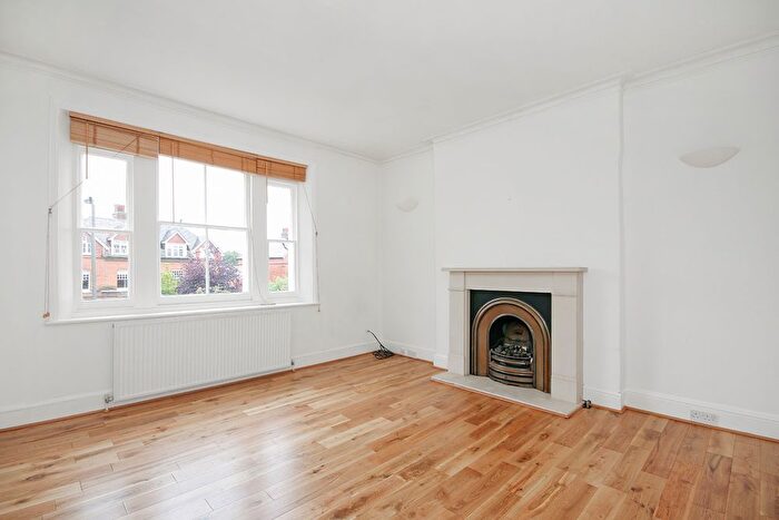 3 Bedroom Flat To Rent In West Hill Road, East Putney, SW18