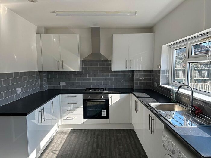 3 Bedroom Semi-Detached House To Rent In Cedar Grove, Southall, UB1