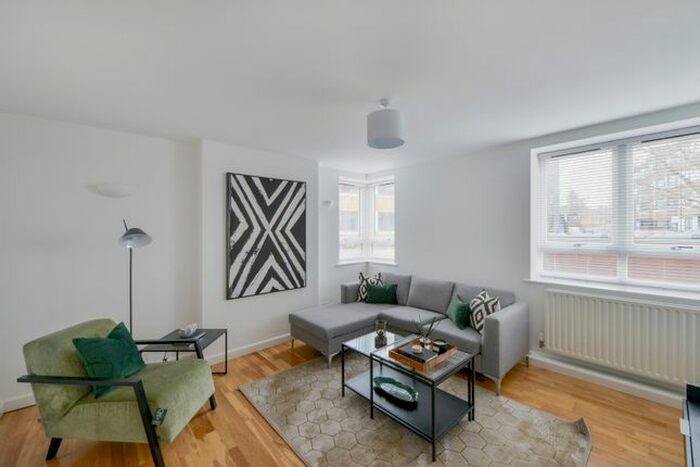 2 Bedroom Flat To Rent In Kew Bridge Court, London, W4