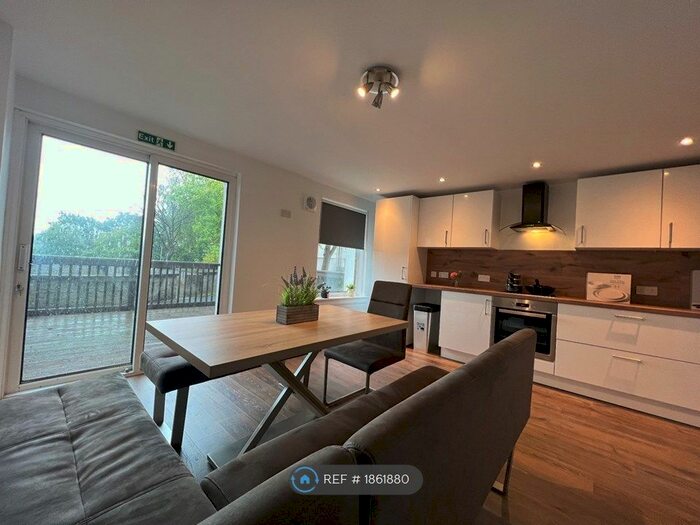 3 Bedroom Maisonette To Rent In Hmo Licensed Wyndford Road, Glasgow, G20