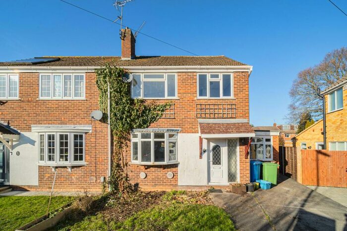 4 Bedroom Semi-Detached House To Rent In Anglesey Avenue, Farnborough, GU14