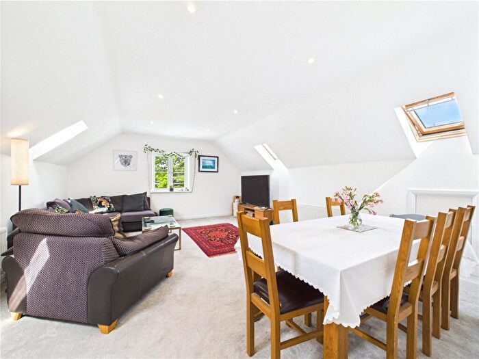2 Bedroom Flat To Rent In Reading Road South, Fleet, Hampshire, GU52