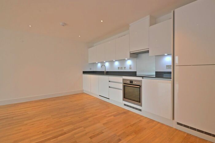 2 Bedroom Flat To Rent In Streatham High Road, London, SW16