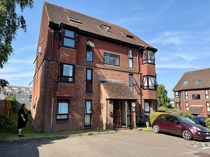 1 Bedroom Flat To Rent In Meon Close, Petersfield, Hampshire, GU32