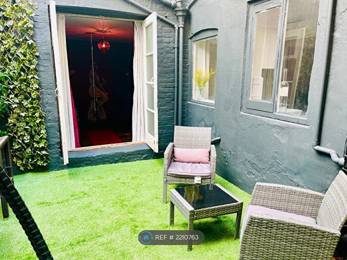 3 Bedroom Flat To Rent In Oriental Place Basement, Brighton, BN1