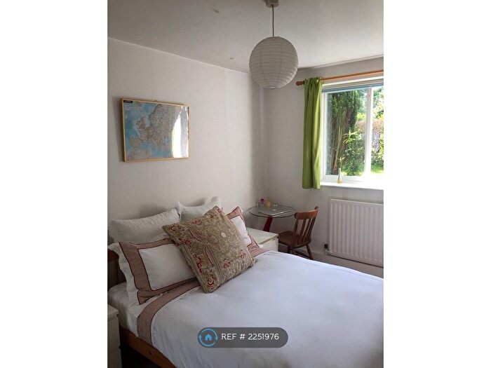 3 Bedroom Flat To Rent In Hayward Gardens, London, SW15