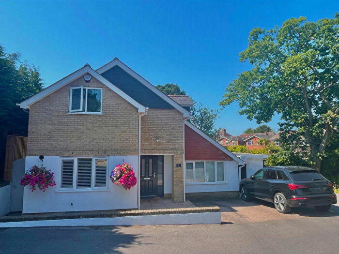 4 Bedroom Detached House For Sale In Heather Road, Bournemouth, BH10