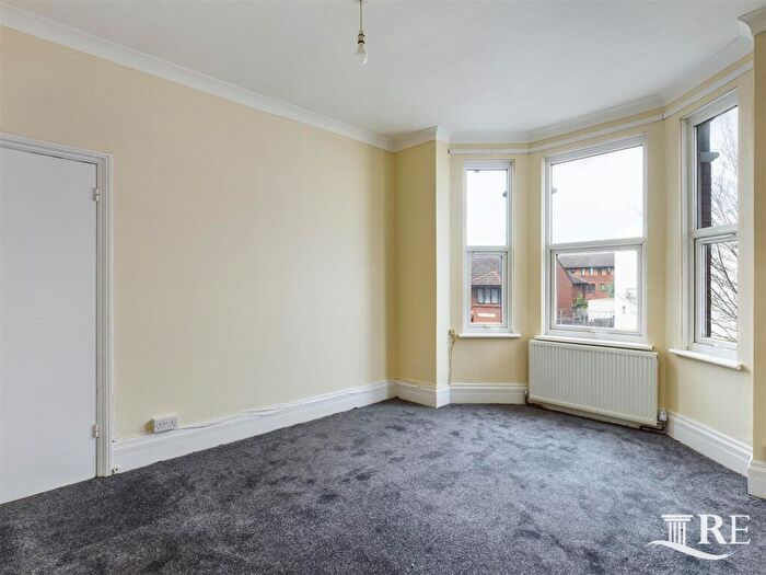 3 Bedroom Flat To Rent In Temple Road, London, NW2