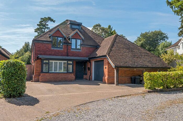 4 Bedroom Detached House For Sale In Dodsley Grove, Easebourne, GU29