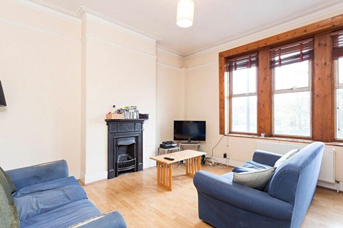 3 Bedroom Flat To Rent In Tooting High Street, Tooting Broadway, London, SW17